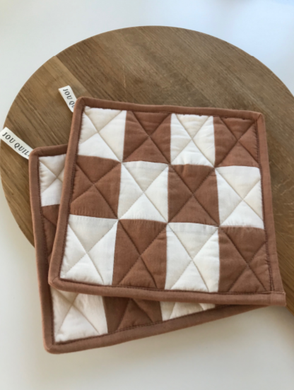 Jou Quilts - grydelapper, cognac/creme (2 stk.) - Jou Quilts